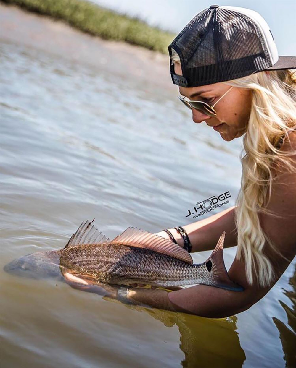 Womens-fishing-bracelets-flyvines